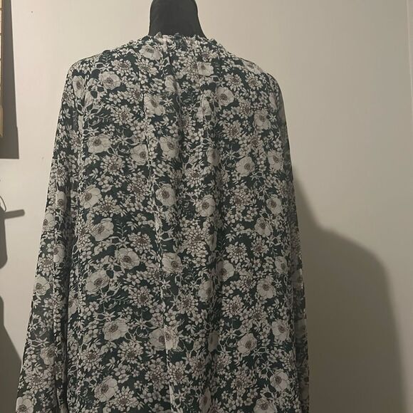 Cabi Medium blouse   Style 3765    F - Picture 7 of 8